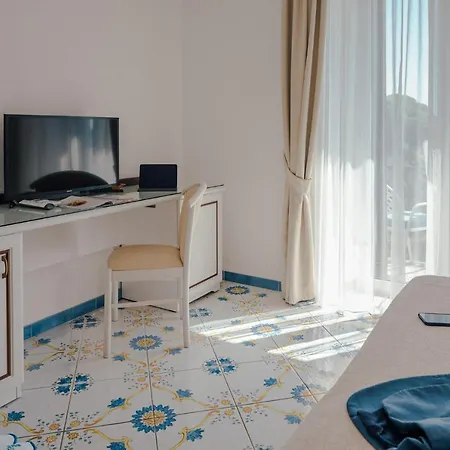 Отель Grand Le Rocce 4*